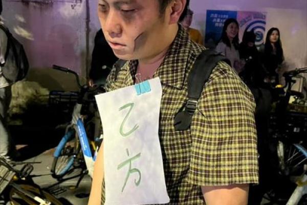 一小伙去算命，算命先生算出天机未泄露，小伙出门后暴毙身亡